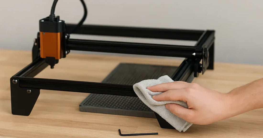 Graveuse laser en atelier en cours de nettoyage avec un chiffon, illustrant l'entretien régulier pour prolonger sa durée de vie