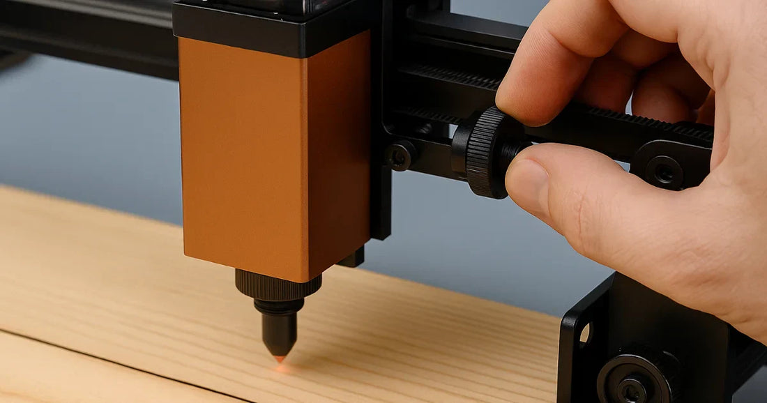 Réglage d’une machine de gravure laser en gros plan, illustrant les erreurs fréquentes de focus, vitesse et puissance
