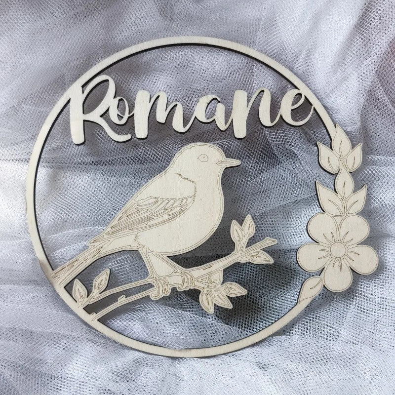 Décoration de porte en bois personnalisée avec prénom Romane, oiseau gravé et fleurs – fabrication artisanale Les Bois d'Alba