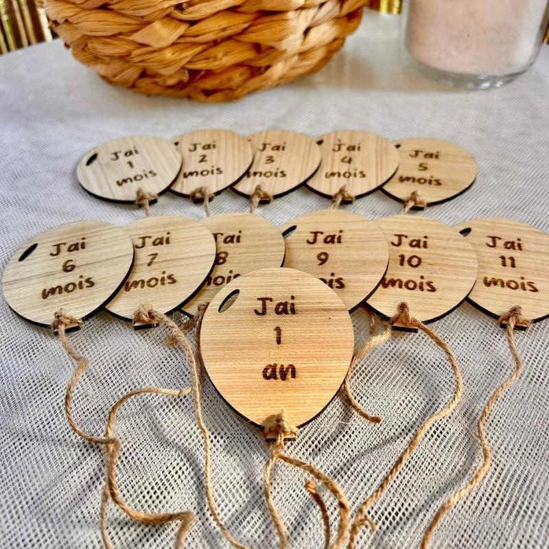 Ballon en bois gravé forme ronde "12 mois", premier anniversaire bébé, 
souvenir naissance, bois naturel artisanal, décoration chambre bébé