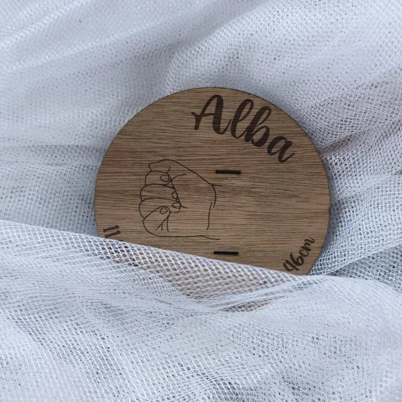 Bracelet de naissance bébé suspendu sur support bois personnalisé