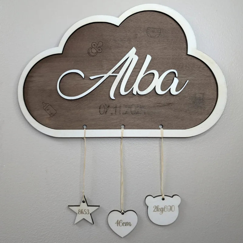 Décoration murale nuage en bois personnalisée avec prénom et informations de naissance de bébé