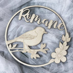 Détail gravure oiseau et prénom sur bois naturel – plaque porte personnalisée