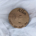 Détail gravure sur bois naturel – support bracelet naissance