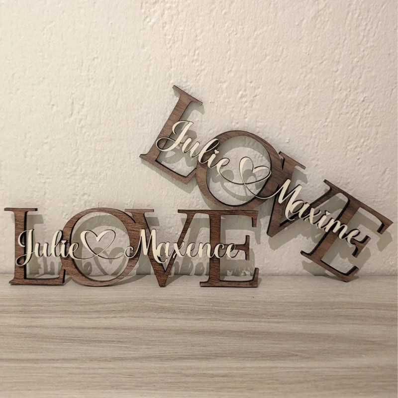Décoration LOVE personnalisée en bois avec deux prénoms et cœur