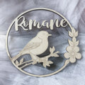 Plaque porte bois oiseau gravée prénom enfant, motif oiseau stylisé, 
chambre enfant, bois naturel artisanal, décoration poétique personnalisée