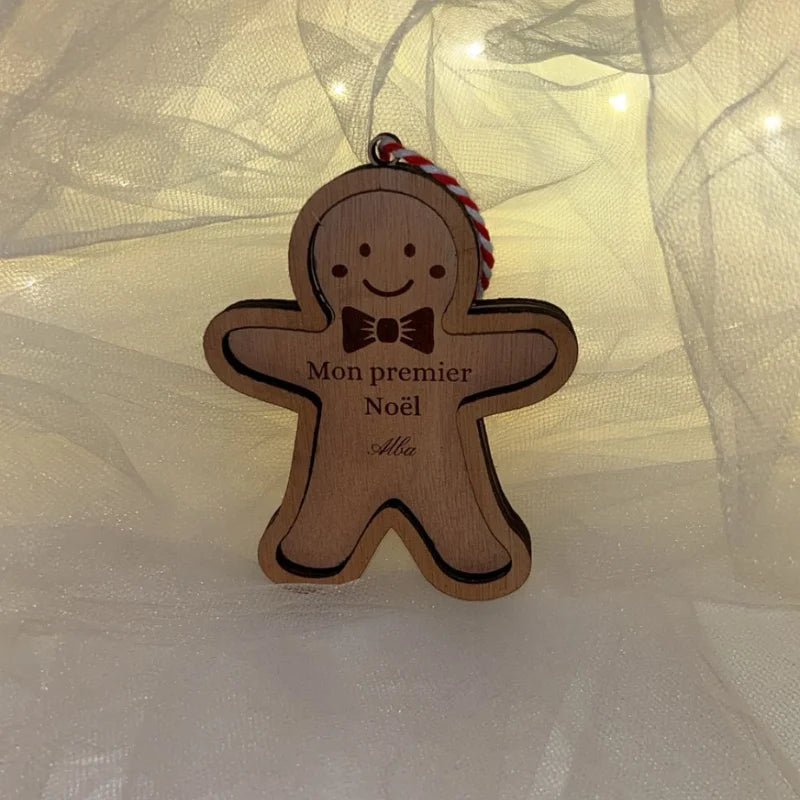 Boule de Noël Bébé Prénom Gravé Bonhomme Pain d’Épices