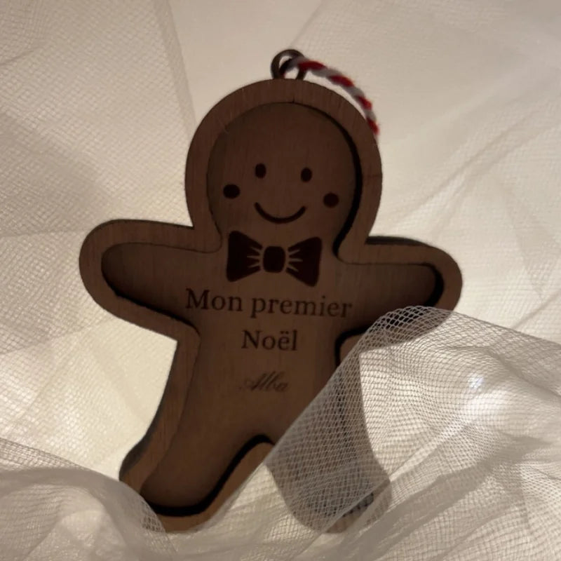 Boule de Noël Bébé Prénom Gravé Bonhomme Pain d’Épices