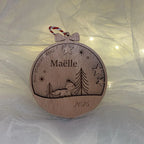 Suspension de Noël gravée au laser renard hivernal avec étoiles et sapins, personnalisable avec prénom bébé et année 2025, cadeau premier Noël bois
