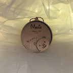 Boule de Noël en bois personnalisée avec prénom gravé, ourson mignon et inscription Premier Noël 2025