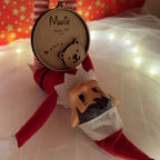 Boule de Noël en bois personnalisée avec prénom gravé, ourson mignon et inscription "Premier Noël 2025"