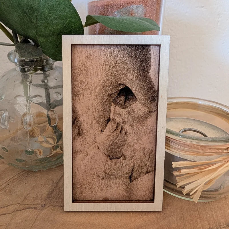 Cadre photo gravé laser avec portrait personnalisé sur bois, gravure laser 
  artisanale, cadeau naissance souvenir unique