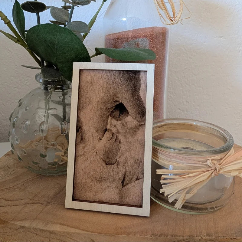 Cadre photo gravé laser avec portrait personnalisé sur bois, gravure laser 
  artisanale, cadeau naissance souvenir unique