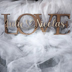 Décoration LOVE en bois gravée avec deux prénoms entrelacés et cœur, 
personnalisée artisanale cadeau mariage Saint-Valentin couple 