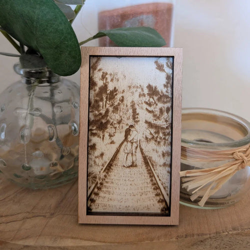 Décoration murale gravée couple sur rails, gravure laser personnalisée sur bois chêne clair avec motif poétique, cadeau couple artisanal