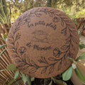 Dessous de plat rond en liège gravé Les petits plats de Mamie avec motif floral