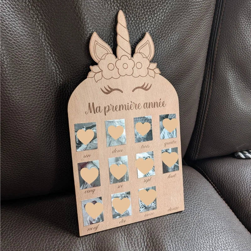 Détail gravure licorne sur bois naturel – tableau première année bébé