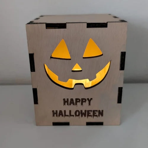 Lanterne Halloween gravée allumée avec LED intégrée diffusant lumière douce 
chaude, décoration automnale chaleureuse sur étagère ou table
