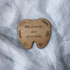 Plaque en bois forme dent gravée "Ma première dent", date personnalisée, 
souvenir bébé, motif floral, bois naturel artisanal, boîte souvenirs
