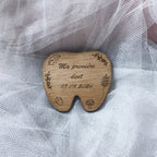 Plaque en bois forme dent gravée "Ma première dent", date personnalisée, 
souvenir bébé, motif floral forestier, bois naturel artisanal, boîte souvenirs