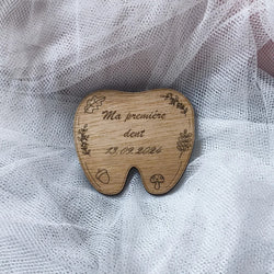 Plaque en bois forme dent gravée "Ma première dent", date personnalisée, 
souvenir bébé, motif floral forestier, bois naturel artisanal, boîte souvenirs