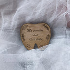 Plaque en bois forme dent gravée "Ma première dent", date personnalisée, 
souvenir bébé, motif floral forestier, bois naturel artisanal,
