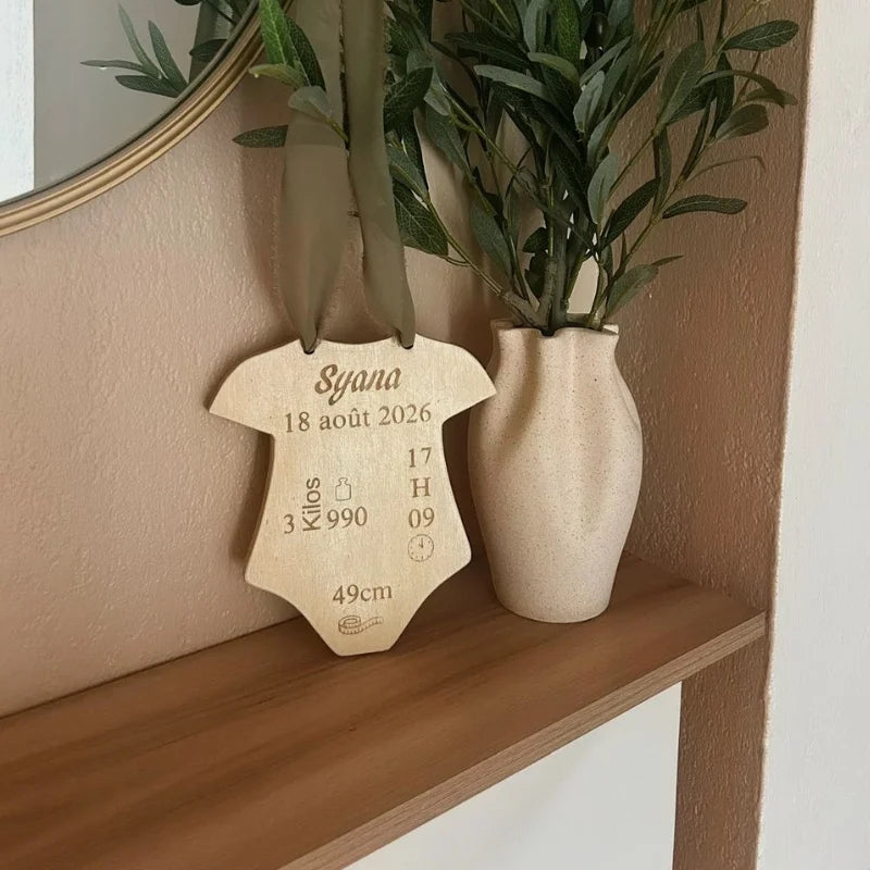 Plaque naissance en bois body - Souvenir gravé personnalisé