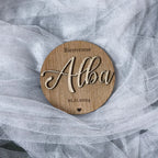Plaque de naissance gravée au laser en bois avec prénom découpé en relief, 
date de naissance. Cadeau personnalisé artisanal pour chambre bébé
