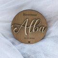 Plaque de naissance gravée au laser en bois avec prénom découpé en relief, 
date de naissance, cœur. Cadeau personnalisé artisanal pour chambre bébé
