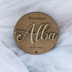 Plaque de naissance gravée au laser en bois avec prénom découpé en relief, 
date de naissance, cœur. Cadeau personnalisé artisanal pour chambre bébé
