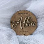 Plaque de naissance gravée au laser en bois avec prénom découpé en relief, 
date de naissance, cœur. Cadeau personnalisé pour chambre bébé
