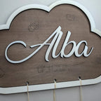 Gros plan d'une plaque de naissance nuage en bois avec prénom personnalisé en relief