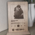 Plaque décorative en bois avec photo de couple gravée, titre de chanson, code Spotify et support en bois
