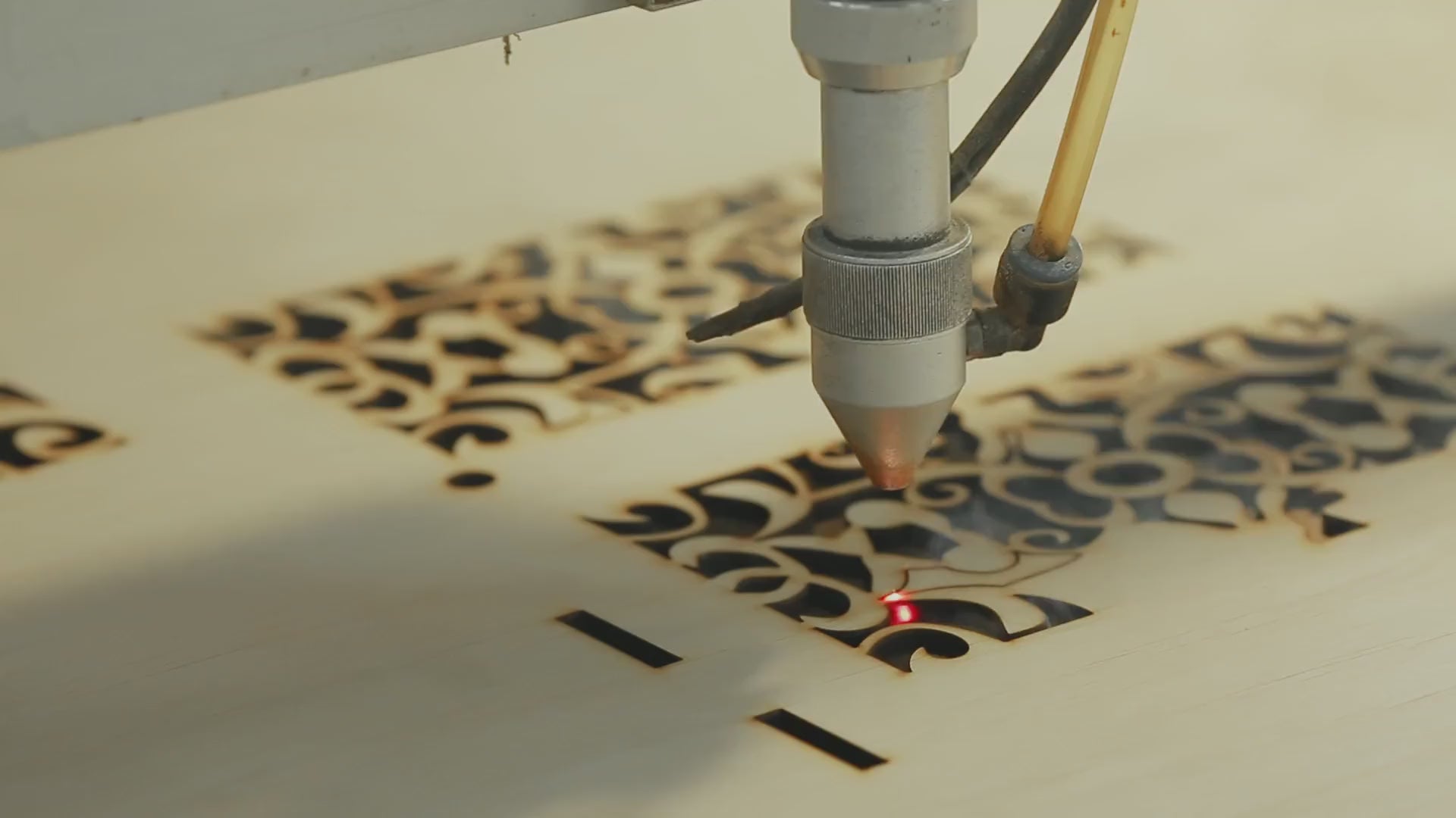Laser qui grave une planche en bois