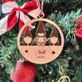 Suspension de Noël en bois personnalisée avec trois lutins et prénom gravé