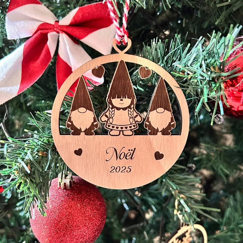 Suspension de Noël en bois personnalisée avec trois lutins et prénom gravé