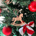 Suspension de Noël gravée au laser cheval à bascule rétro,
personnalisable 
avec prénom, cadeau nostalgique bois naturel artisanal

