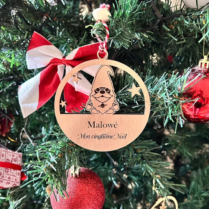 Suspension de Noël en bois personnalisée avec prénom Malowé et gravure lutin, accrochée dans le sapin
