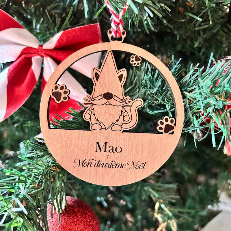 Suspension en bois personnalisée avec prénom Mao, lutin et petit chat, pour le deuxième Noël d’un enfant, accrochée dans le sapin.
