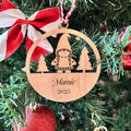 Suspension de Noël gravée Mamie 2025 au laser sur bois naturel, avec lutin et pain d'épices, cadeau personnalisé artisanal pour grand-mère