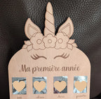 Case photo mois bébé sur tableau première année en bois